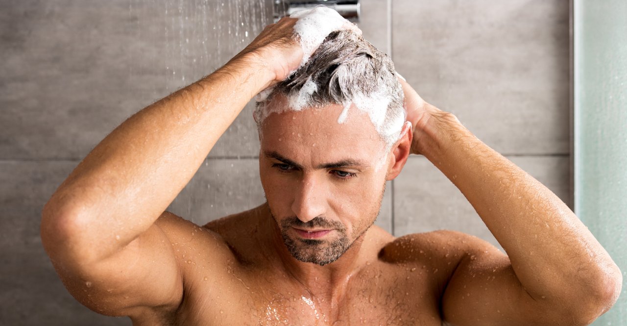 Prepara i capelli al cambio stagione: consigli e routine rinforzante